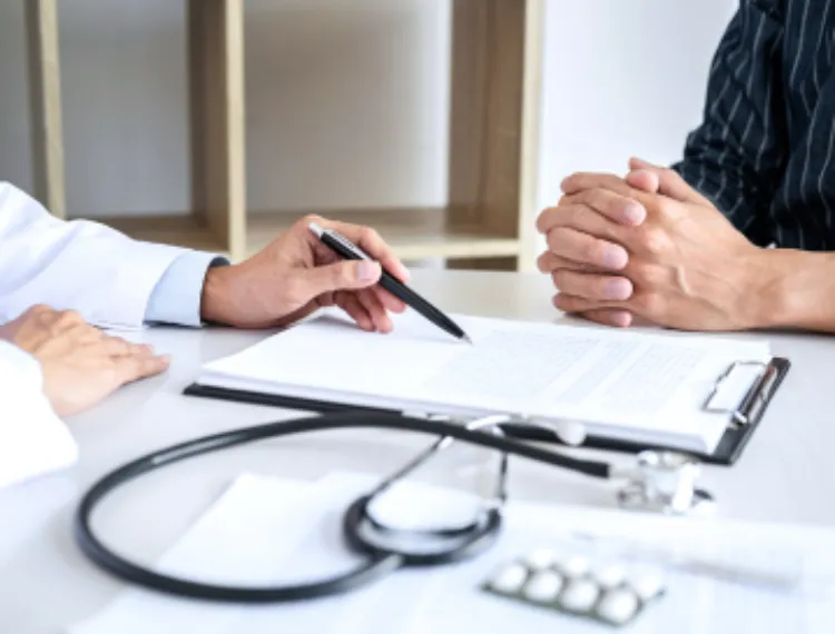 pharmacist and patient discuss treatment